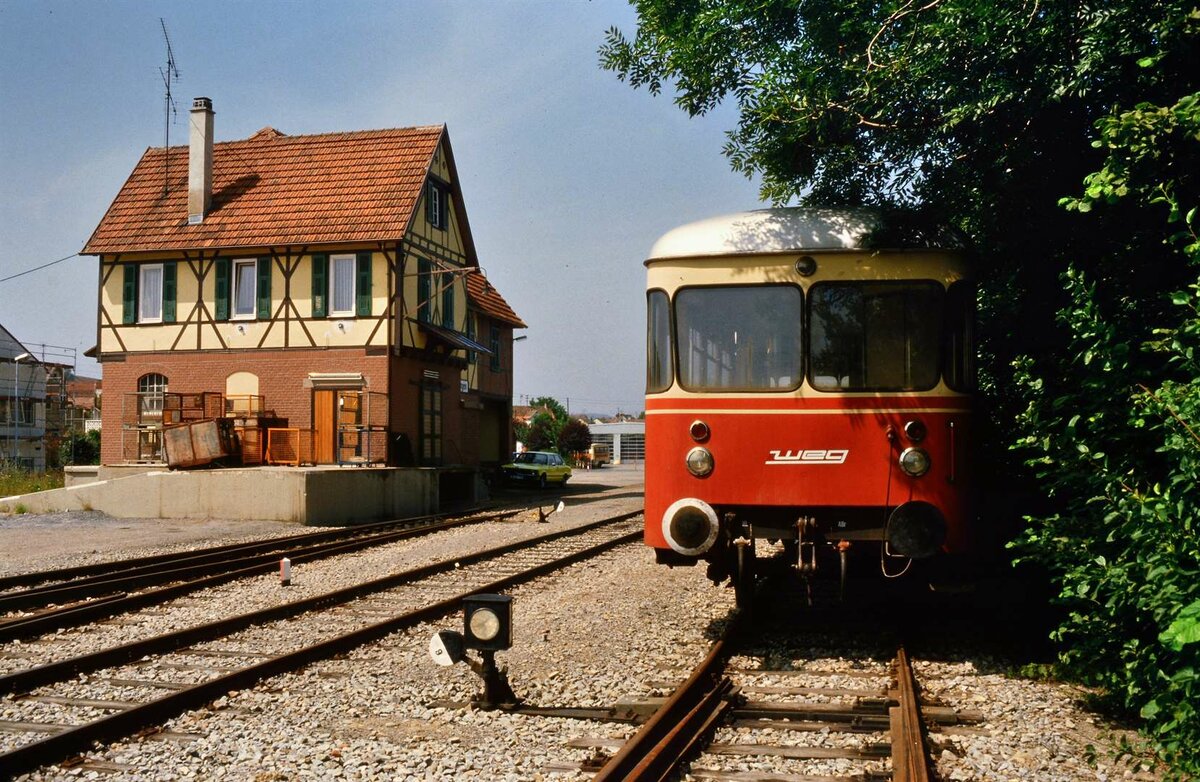 VS 208 der Vaihinger Stadtbahn auf einem Nebengleis des Bahnhofs Enzweihingen, 22.07.1984
