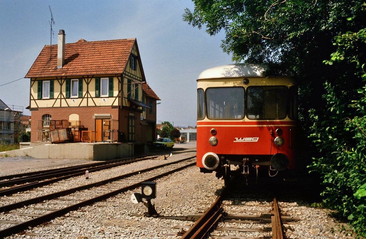 VS 208 der Vaihinger Stadtbahn (WEG-Bahnlinie Vaihingen/Enz-Enzweihingen) auf einem Nebengleis des Bahnhofs Enzweihingen, 22.07.1984