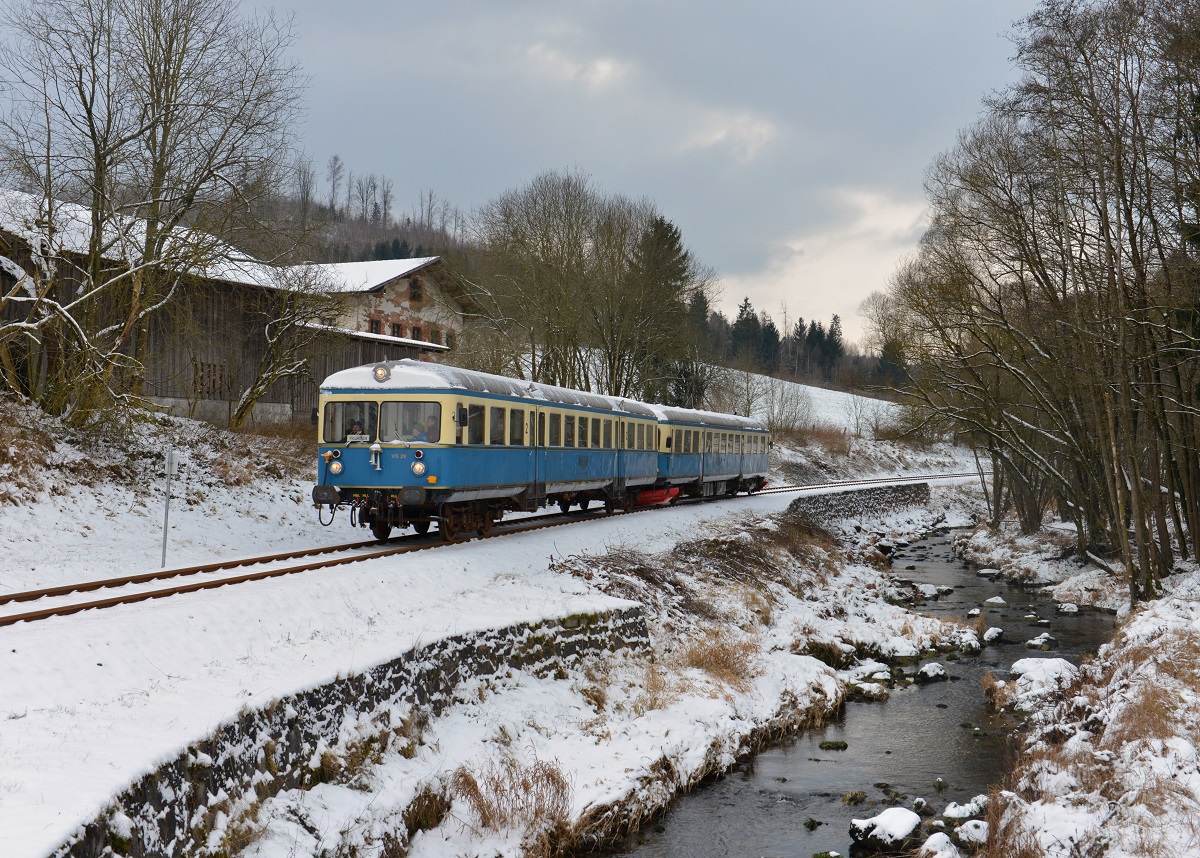 VS 28 + VT 07 bei einer Sonderfahrt auf der Wanderbahn am 28.12.2014 bei Ruhmannsfelden. 