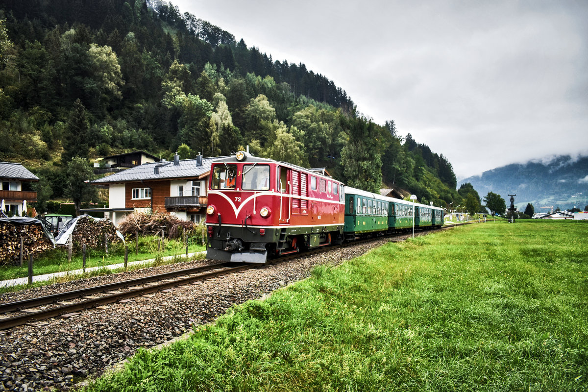 Vs 72 fährt mit dem Sdz 3390 (Zell am See - Krimml), zwischen der gerade einmal 209 Meter voneinander entfernten Haltestelle Zellermoos und dem Bahnhof Bruckberg Golfplatz vorüber.
Aufgenommen am 8.9.2018.