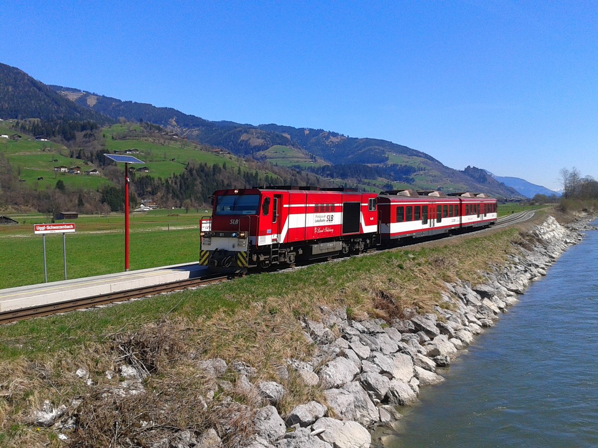 Vs 81 (BR 2096) mit R 3314 (Zell am See - Krimml) bei der Durchfahrt in der Haltestelle Uggl-Schwarzenbach. (19.4.2015)