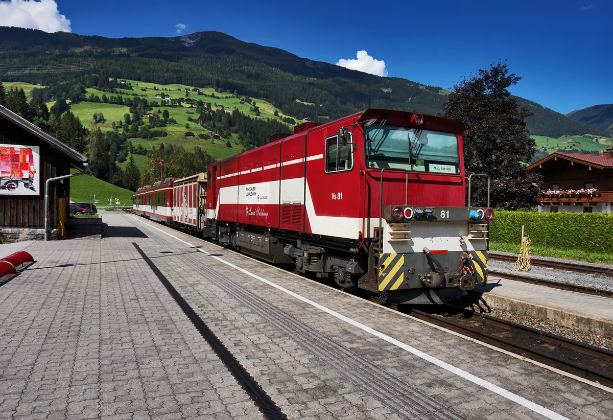 Vs 81 schiebt den R 3321 nach Zell am See, aus dem Bahnhof Krimml.
Aufgenommen am 31.8.2016.