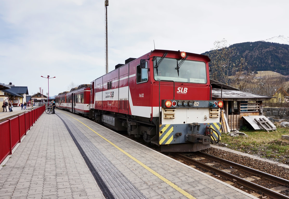 Vs 82 (BR 2096) mit R 3320 (Zell am See - Krimml), am 31.3.2016 beim Halt in Mittersill.
