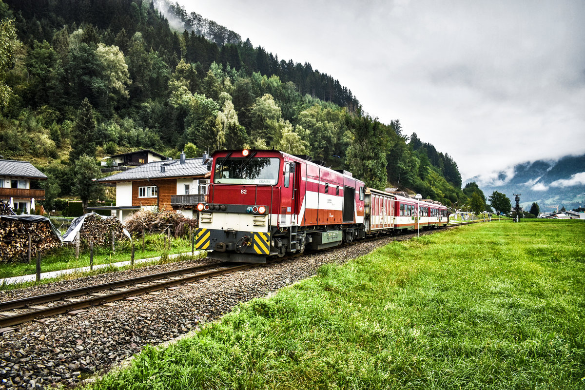 Vs 82 fährt mit dem R 3308 (Zell am See - Krimml), zwischen der gerade einmal 209 Meter voneinander entfernten Haltestelle Zellermoos und dem Bahnhof Bruckberg Golfplatz vorüber.
Aufgenommen am 8.9.2018.