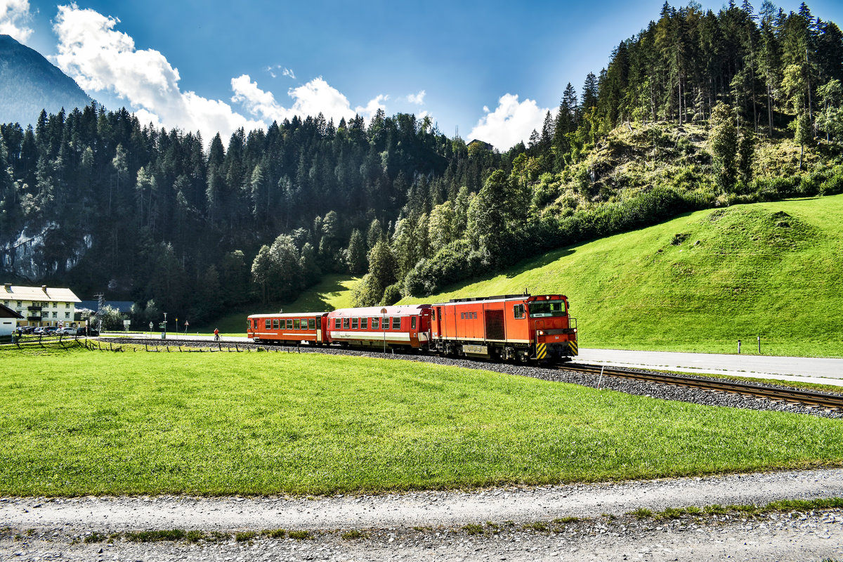 Vs 84 fährt mit dem R 3317 (Krimml - Zell am See), kurz nach dem Bahnhof Krimml vorüber.
Aufgenommen am 8.9.2018.