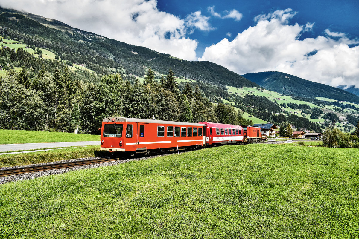Vs 84 fährt mit dem R 3317 (Krimml - Zell am See), kurz nach dem Bahnhof Krimml vorüber.
Aufgenommen am 8.9.2018.