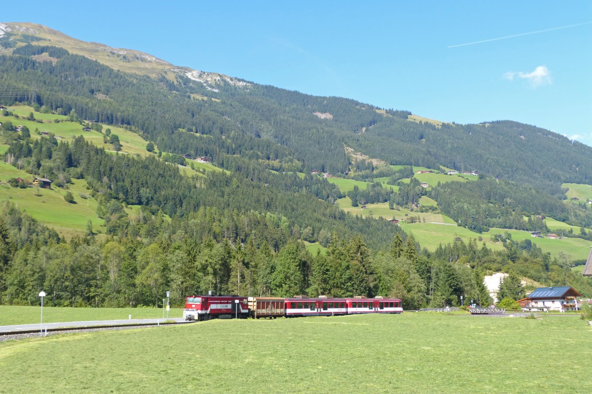 Vs82 schiebt am 12.9.15 den Zug nach Zell am See gerade aus dem Bf Krimml.