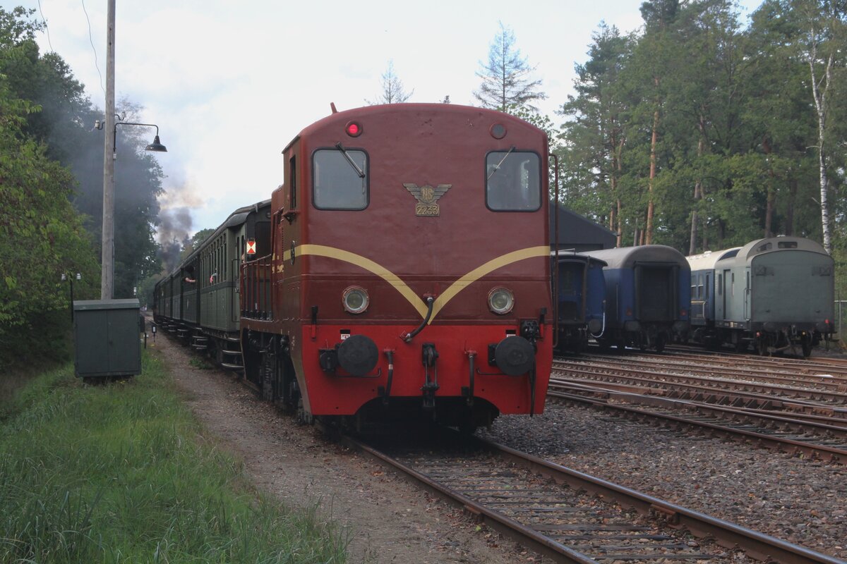 VSM 2233 schiebt am 5 September 2026 w�hrend das Museumszugspektakel  Terug naar Toen  eine der 3/4 st�ndlich (das ist tatsachlich jede 45 Minuten) verkehrende Pendelz�ge zwischen Loenen und Beekbergen aus Loenen. Das Bild wurde vom Bahnsteigkante in Loenen gemacht.