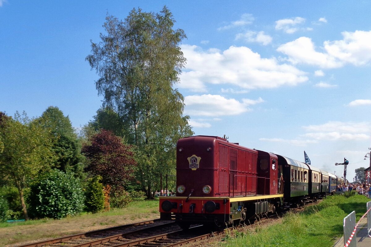 VSM 2459 verlässt mit ein Pendelzug nach Apeldoorn am 1 September 2018 Beekbergen.