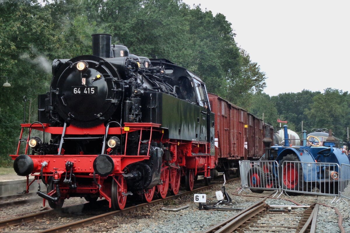 VSM 64 415 steht mit ein Fotoguterzug am 2 September 2018 in Loenen.
