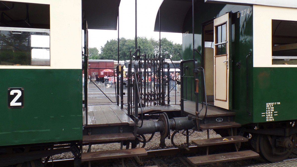 VSM Oostenrijkers, offener Fahrzeugübergang / in Beekbergen am 6.9.2014 beim großen Eisenbahn-Spektakel  „Terug naar Toen - Zurück nach Damals“ der Museumseisenbahn VSM in Beekbergen / NL,

