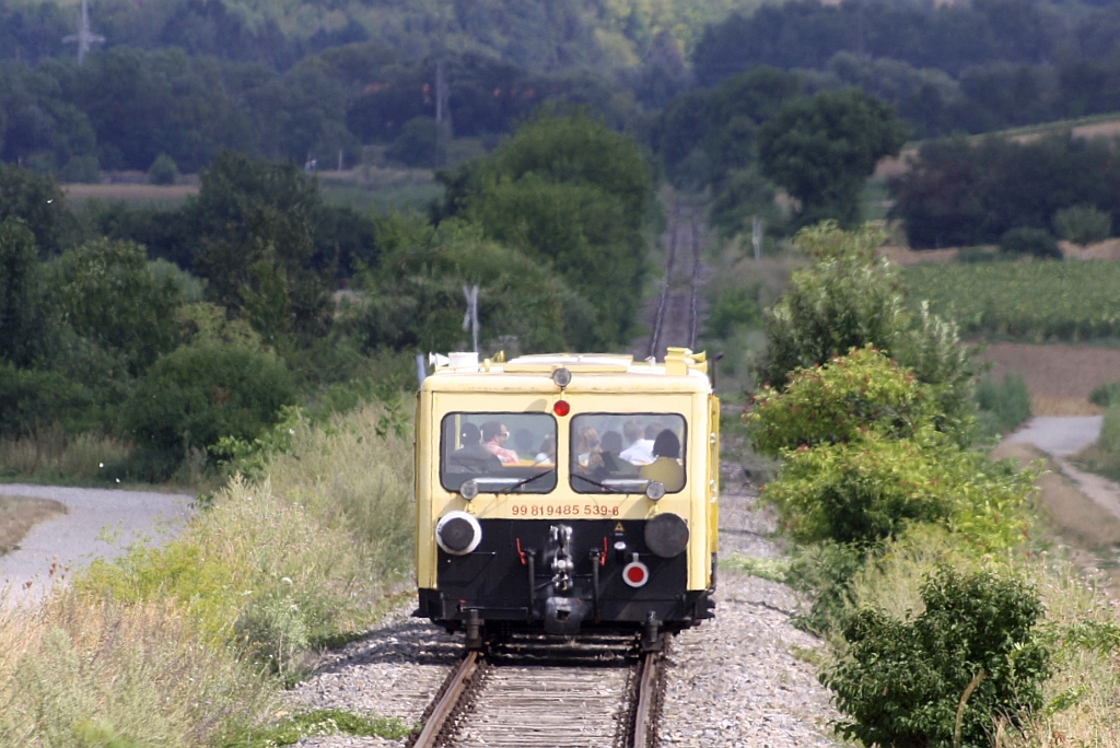 VSS X626.144 als Zayataler Schienentaxi am 11.August 2013 in Richtung Mistelbach Interspar fahrend. 

