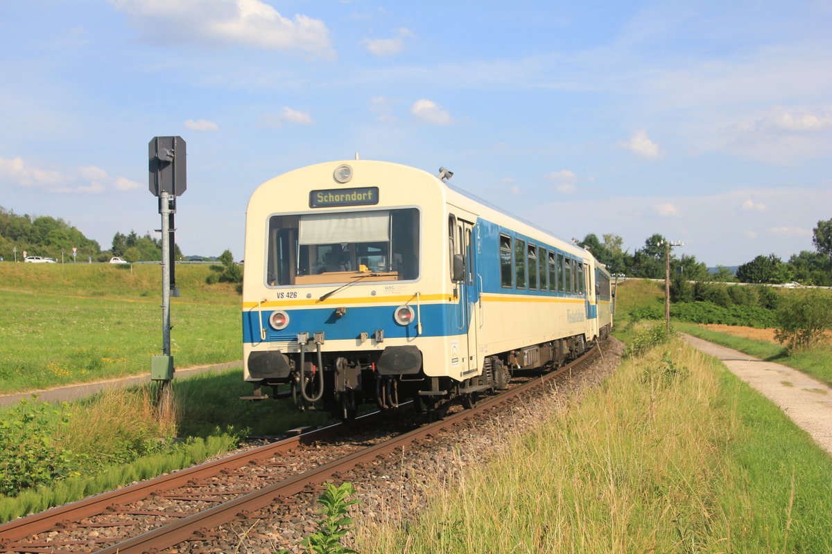 VS+VT 426 auf ihrer Fahrt von Rudersberg-Oberndorf nach Schorndorf zwischen Miedelsbach-Steinenberg und Haubersbronn am 18.07.2017. 