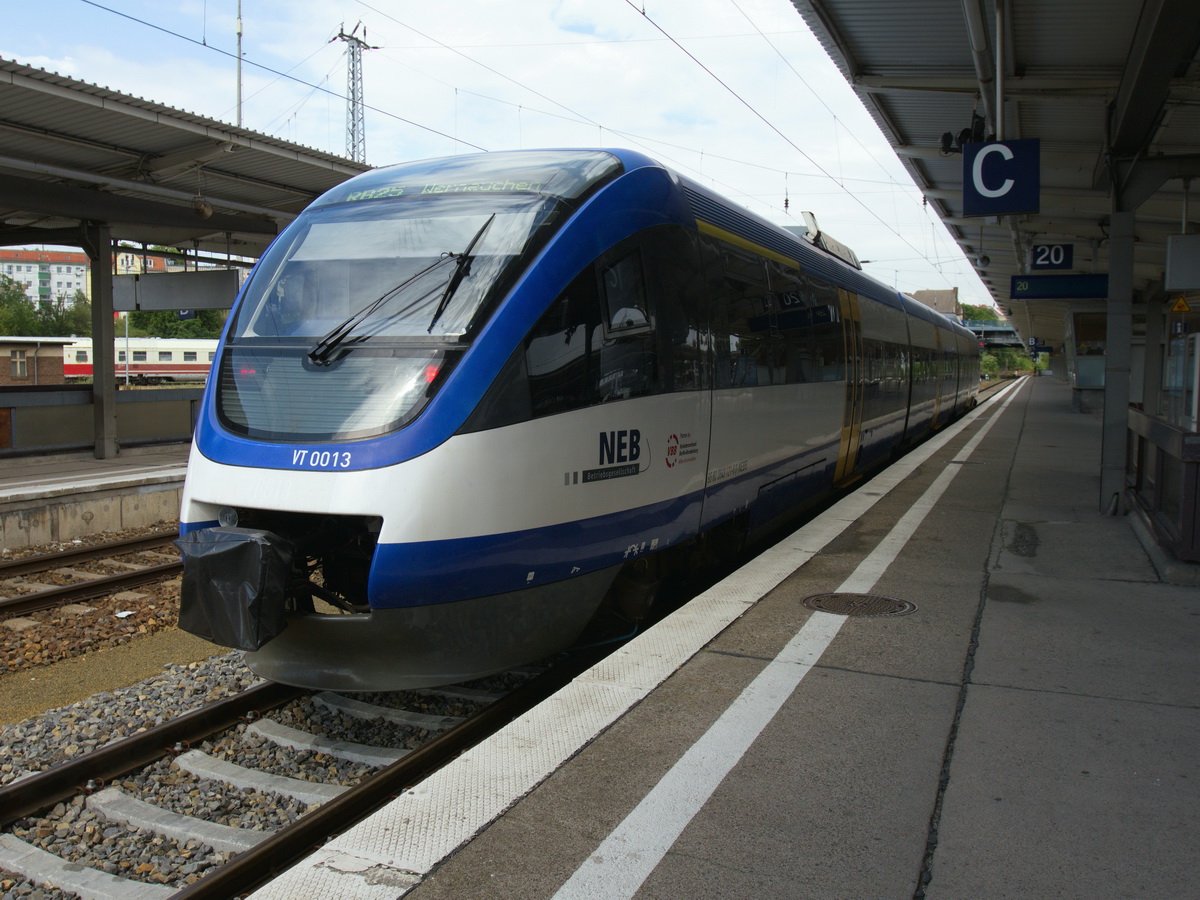 VT 0013 mit der NVR-Nummer 95 80 0643 612-5 D-NEBB der NEB - Niederbarnimer Eisenbahn steht als RB25 (RB 79689) in Berlin Lichtenberg zur Abfahrt nach Werneuchen, am 21. Juli 2015 auf Gleis 20 bereit.