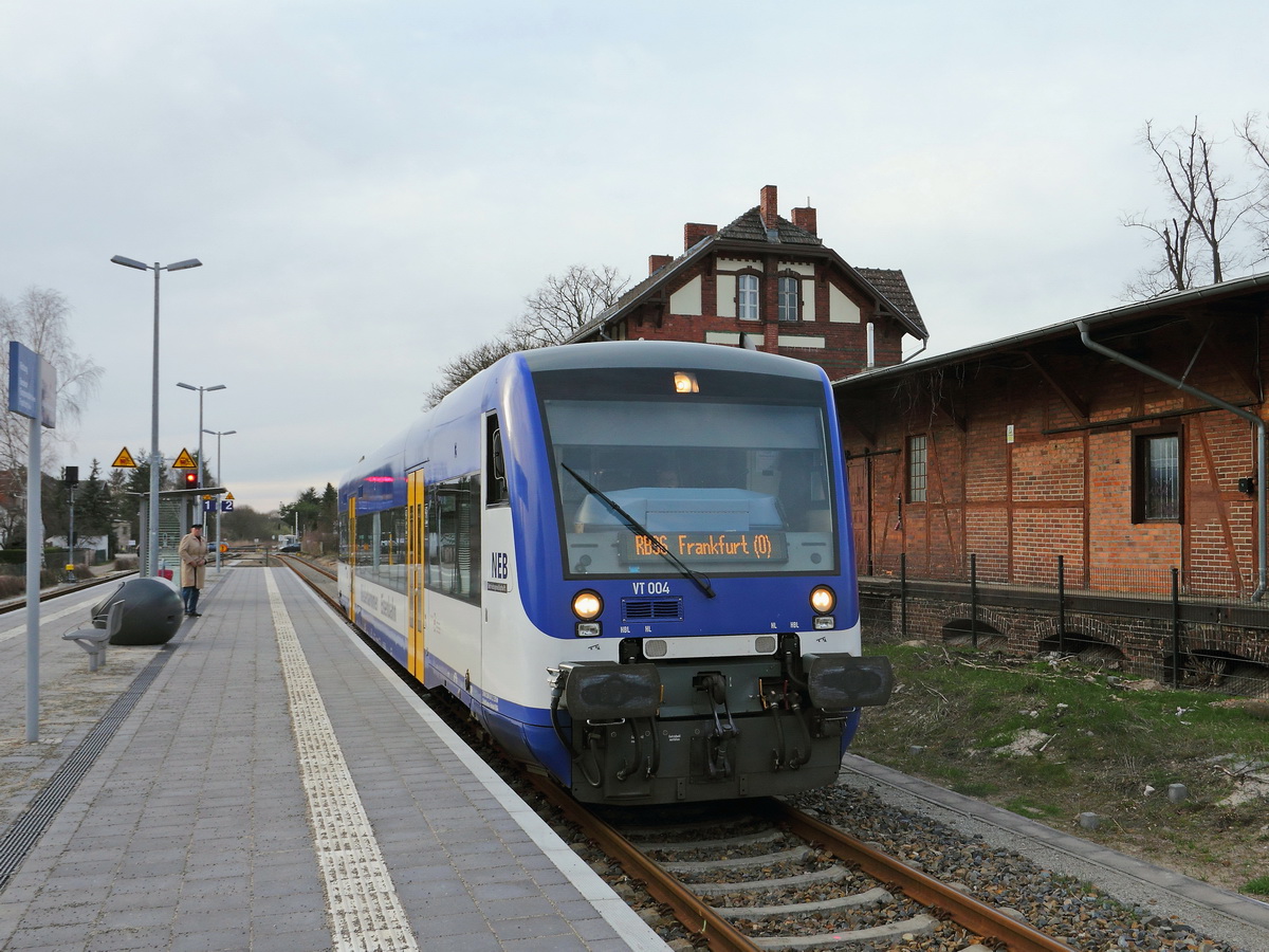 VT 004 der NEB als RB 36 nach Frankfurt (O) im Bahnhof Storkow (Mark) am 22. März 2017.