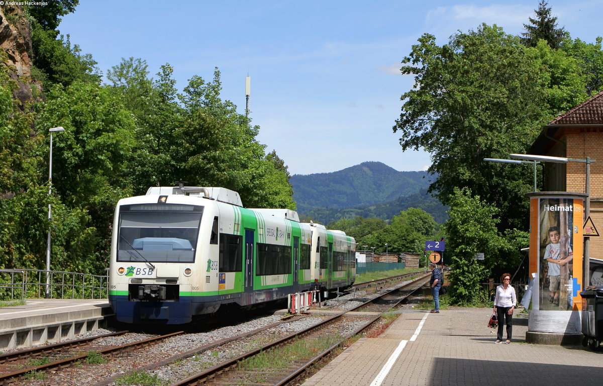 VT 005 und VT 020 als BSB88429 (Elzach-Freiburg(Brsg)Hbf) in Waldkirch 20.5.16