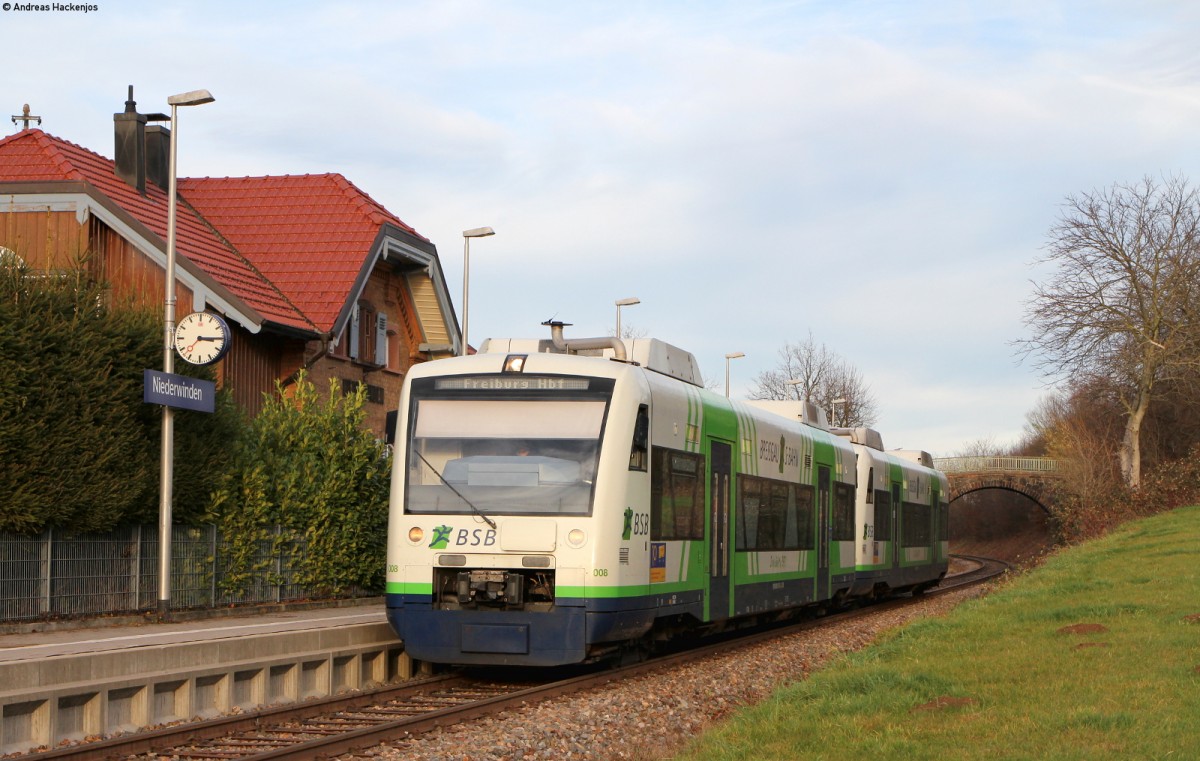 VT 008 und 0** als BSB 88432 (Elzach-Freiburg(Brsg)Hbf) in Niederwinden 22.12.15