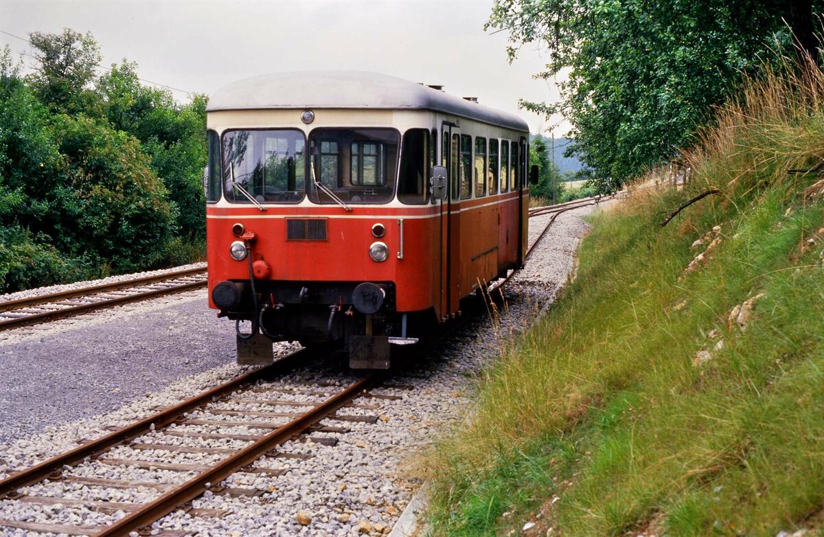 VT 01 der Strohgäubahn vor dem Depot Weissach 