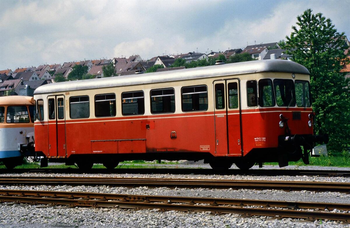 VT 01 der Strohgäubahn vor dem Depot Weissach. Der VT wurde nach Erscheinen der Züge der Baureihe NE 81 vor dem Depot abgestellt und wechselte dort oft seinen Ort.
Datum: 19.05.1985
