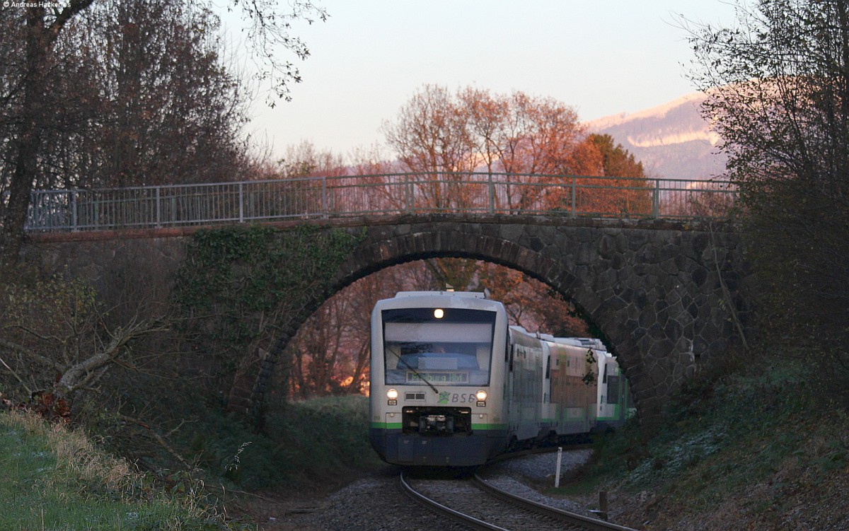 VT 010 und drei weitere RS1 als BSB88433 (Elzach-Freiburg(Breisgau) Hbf) bei Niederwinden 27.11.13