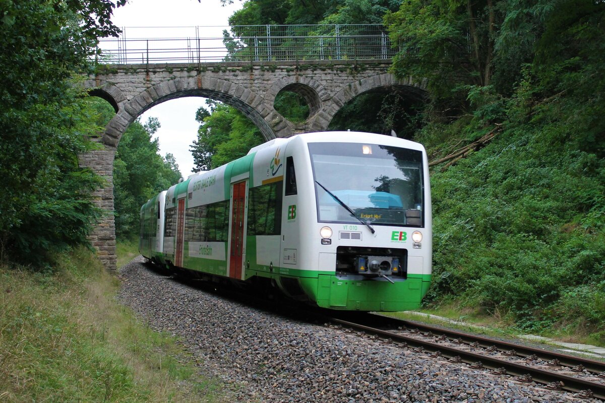 VT 010 zusammen mit VT 008 der Erfurter Bahn (EB) am 19.9.2021 auf dem Weg von Saalfeld nach Erfurt. Hier an der Landwirtschaftsbrücke bei Schwarza.