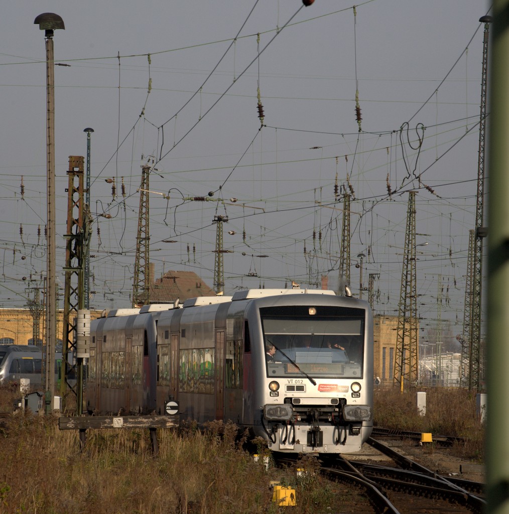 VT 012  der Mitteldeutschen Regiobahn luft, aus Wurzen kommend, in der Leipziger Hbf ein.16.11.2013 12:47 Uhr.