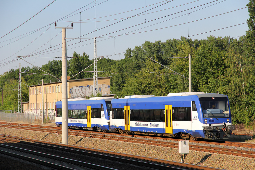 VT 013 und weiterer RegioShuttle der Niederbarnimer Eisenbahn, aufgenommen von der S-Bahn Station Blankenburg in Berlin.
Aufnahmedatum: 24.06.2016