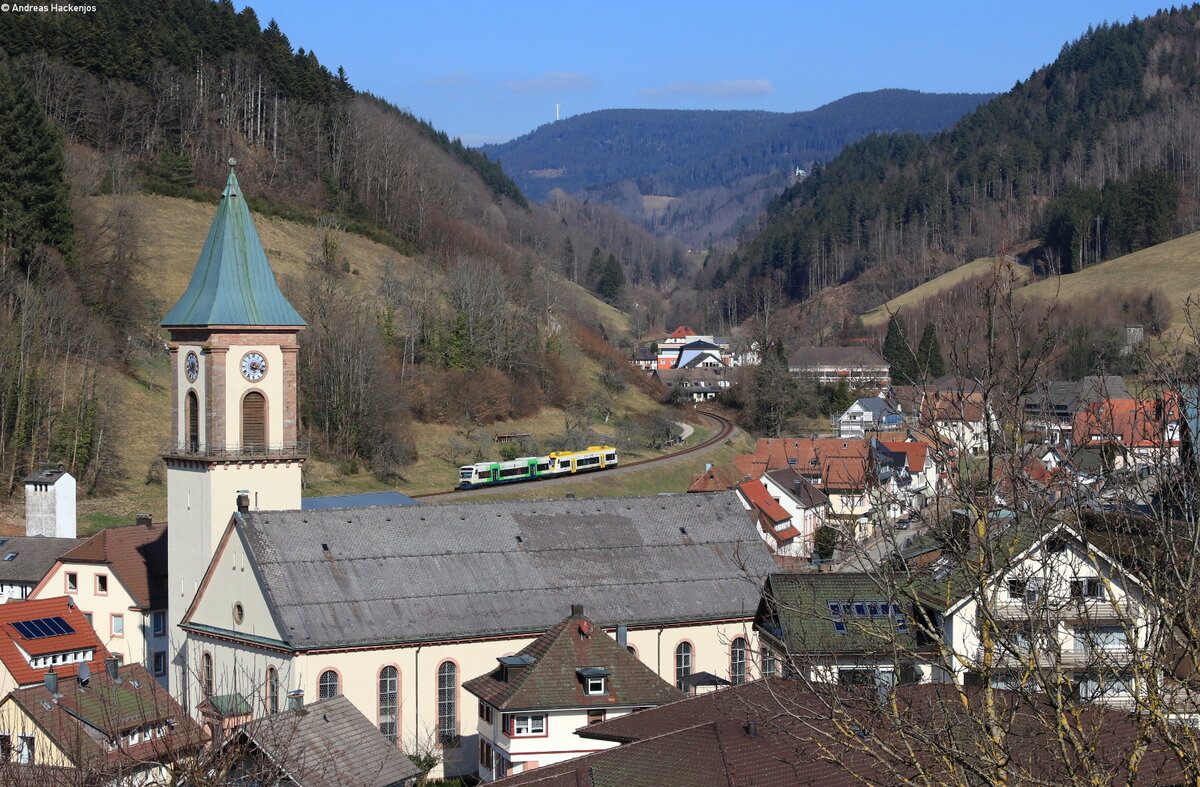VT 017  Freiburg  und VT 523 als SWE 87383 (Bad Griesbach(Schwarzwald) – Offenburg) bei Bad Peterstal 5.3.22