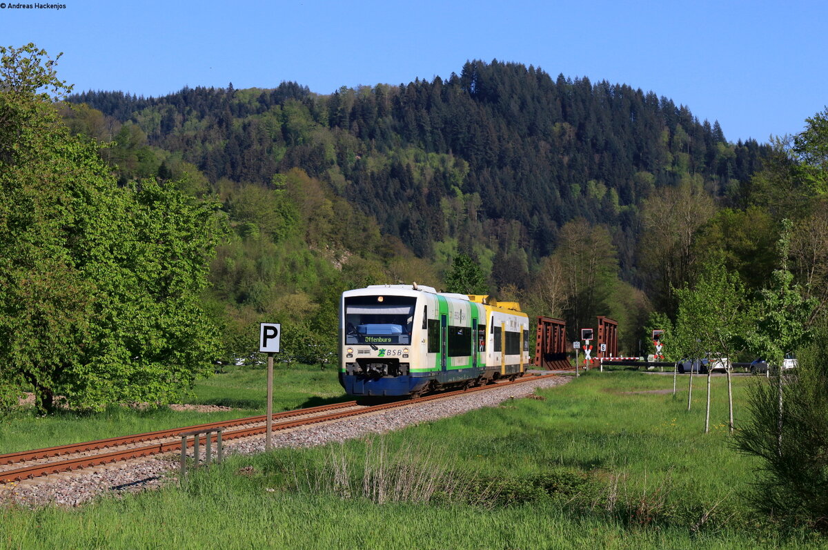 VT 017 und VT 526 als SWE 88595 (Bad Griesbach - Offenburg) bei Lautenbach 28.4.22