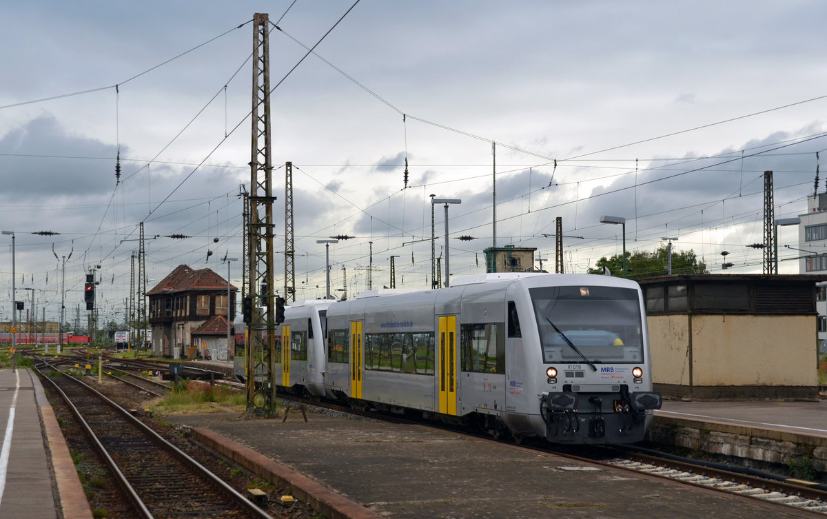 VT 019 rangierte zusammen mit VT 006 der MRB am 21.06.16 im Vorfeld des Leipziger Hbf. Hier stehen beide vor den Bahnhofshalle um auf freie Fahrt ins Vorfeld zu warten.