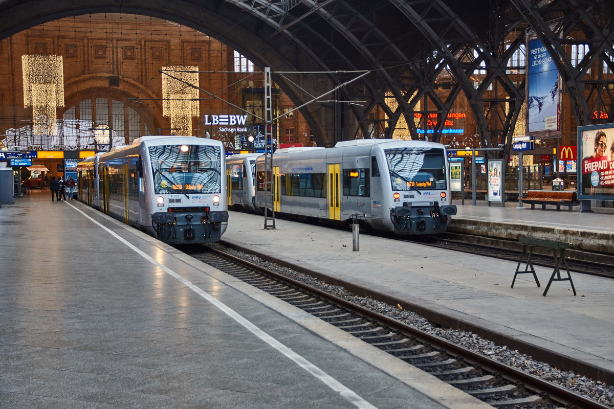 VT 020 (650 001-027) von der MRB steht als Regio Shuttle der Linie RB 110 in Richtung Döbeln Hbf. abfahrbereit im Leipziger Hbf am 24.11.16. 