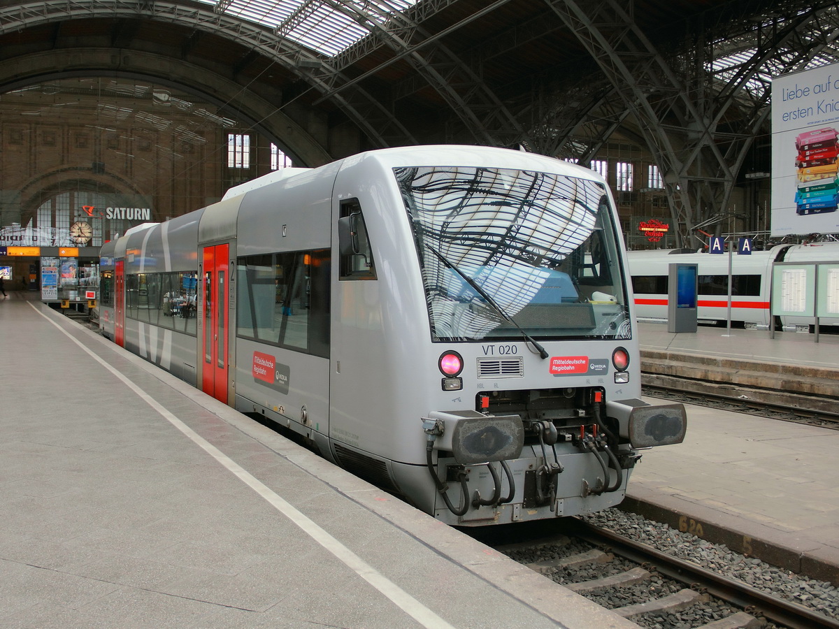 VT 020 mit 2 MAN D 2866 LUH 21 mit 257 kW und 2 Voith Diwabus-Getriebe D 864 mit der NVR-Nummer  95 80 0650 542-2 D-VVRO steht am 21. Juni 2014 im Hauptbahnhof Leipzig auf Gleis 20 als MRB 74747 zur Fahrt nach Bad Lausik 
