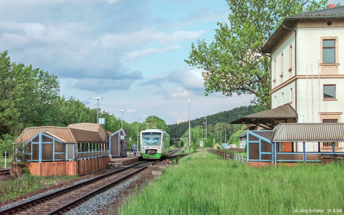 VT 021 der Erfurter Bahn wartete am 24.5.06 in Rentwertshausen vor dem Empfangsgebäude auf den Gegenzug.  