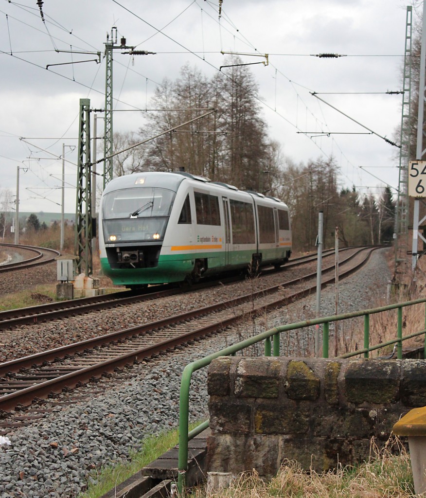 VT 02B von der Vogtlandbahn bei der Einfahrt in den Bahnhof Gößnitz, laut Zugzielanzeige fährt der Zug weiter nach Gera Hbf. 15.03.2014