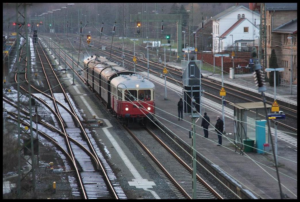 VT 03 fährt hier als Sonderzug Grünkohlexpress von Eisenbahntradition nach Westerkappeln am 19.1.2019 in den Bahnhof Hasbergen ein. Für den Zug ist die störende Oberleitung eigentlich nicht notwendig. Aber bei dieser Perspektive musste ich es leider in Kauf nehmen.