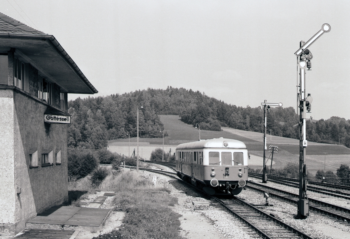 VT 04 der Regentalbahn im August 1983 in Gotteszell. Wenn man Google-Maps glauben kann, gibt es das Stellwerk (noch genutzt ?) auch heute noch.