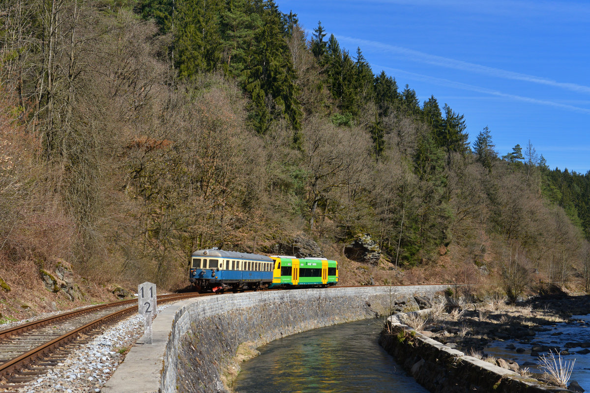 VT 07 + 650 071 am 26.03.2017 bei Teisnach. 