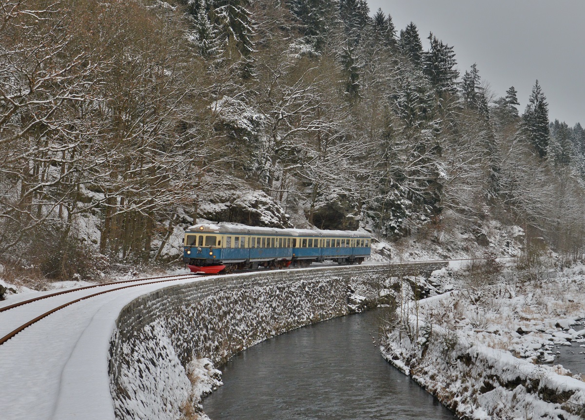 VT 07 + VS 28 bei einer Sonderfahrt auf der Wanderbahn am 28.12.2014 bei Teisnach.