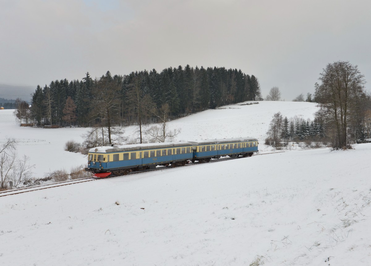 VT 07 + VS 28 bei einer Sonderfahrt auf der Wanderbahn am 28.12.2014 bei Prünst. 