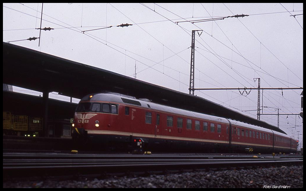 VT 08520 am 17.11.1990 um 14.03 Uhr auf Gleis 5 im HBF Osnabrück.