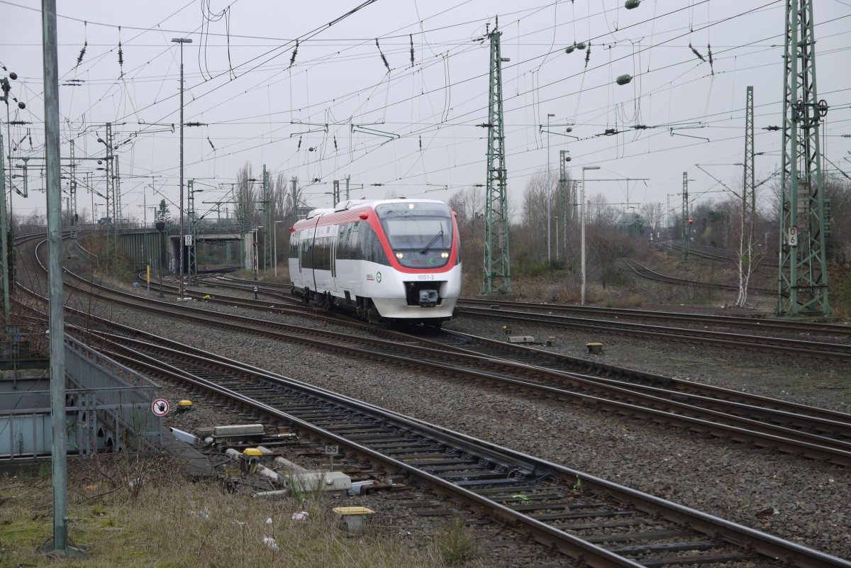 VT 1001 der Regio-Bahn muss vor der Einfahrt in den Neusser Hbf die Gleise der S8/RE4/RE13 Richtung Mönchengladbach und der S11 Richtung Köln queren, um in das S-Bahn-Gleis Richtung Düsseldorf zu gelangen (15.1.14).