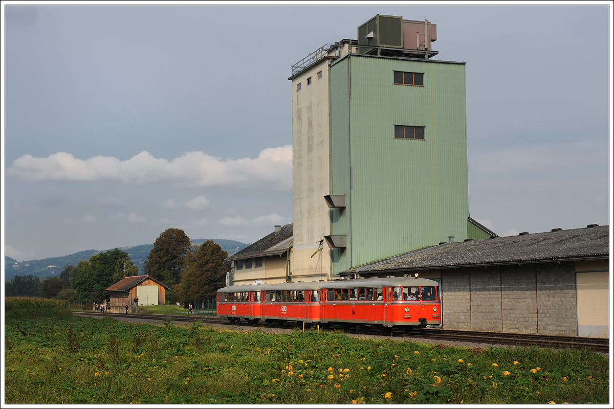 VT 10.02 am 31.8.2014 auf seiner letzten Fahrt an diesem Tag anlässlich es Festes  Zeggern  in Gleinstätten. Die letzte Fahrt wieder mit den beiden Beiwagen und bis Wies, wo die Fahrgäste die Möglichkeit hatten, in den Planzug der GKB nach Graz umzusteigen. Die Ausfahrt zeigt den Zug übrigens bei der Ausfahrt aus Geleinstätten. Die hässlichen Funkmasten am Dach des Lagerhauses habe ich mir jetzt erlaubt weg zustempeln.
