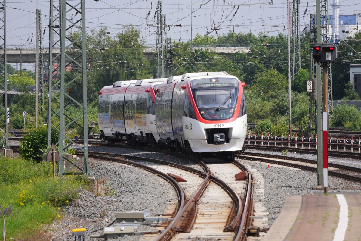 VT 1004 und 1005 der Regio-Bahn (643 231 und 232) als S28 Richtung Kaarst bei der Einfahrt nach Gleis 8 des Neusser Hbf (31.5.14).