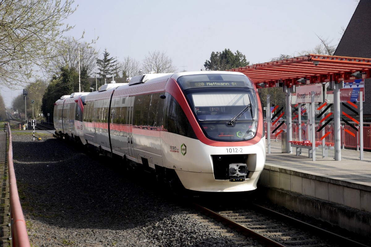 VT 1004 (vorn) und 1012 der Regiobahn in der Station Kaarster Bahnhof, abfahrbereit nach Mettmann am 8.4.15. Die Fahrt endete  wegen Personen im Gleis  allerdings schon in Neuss.