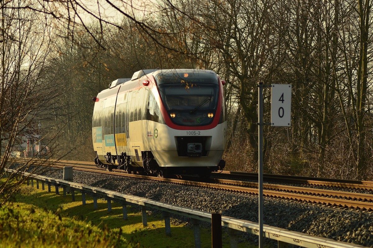 VT 1005 der REGIO-Bahn S28 Kaarst-Mettmann hat gerade den Bahnhof Kaarst-Ikea verlassen und stebt nun Neuss Hbf entgegen. Sonntag 22.2.2015