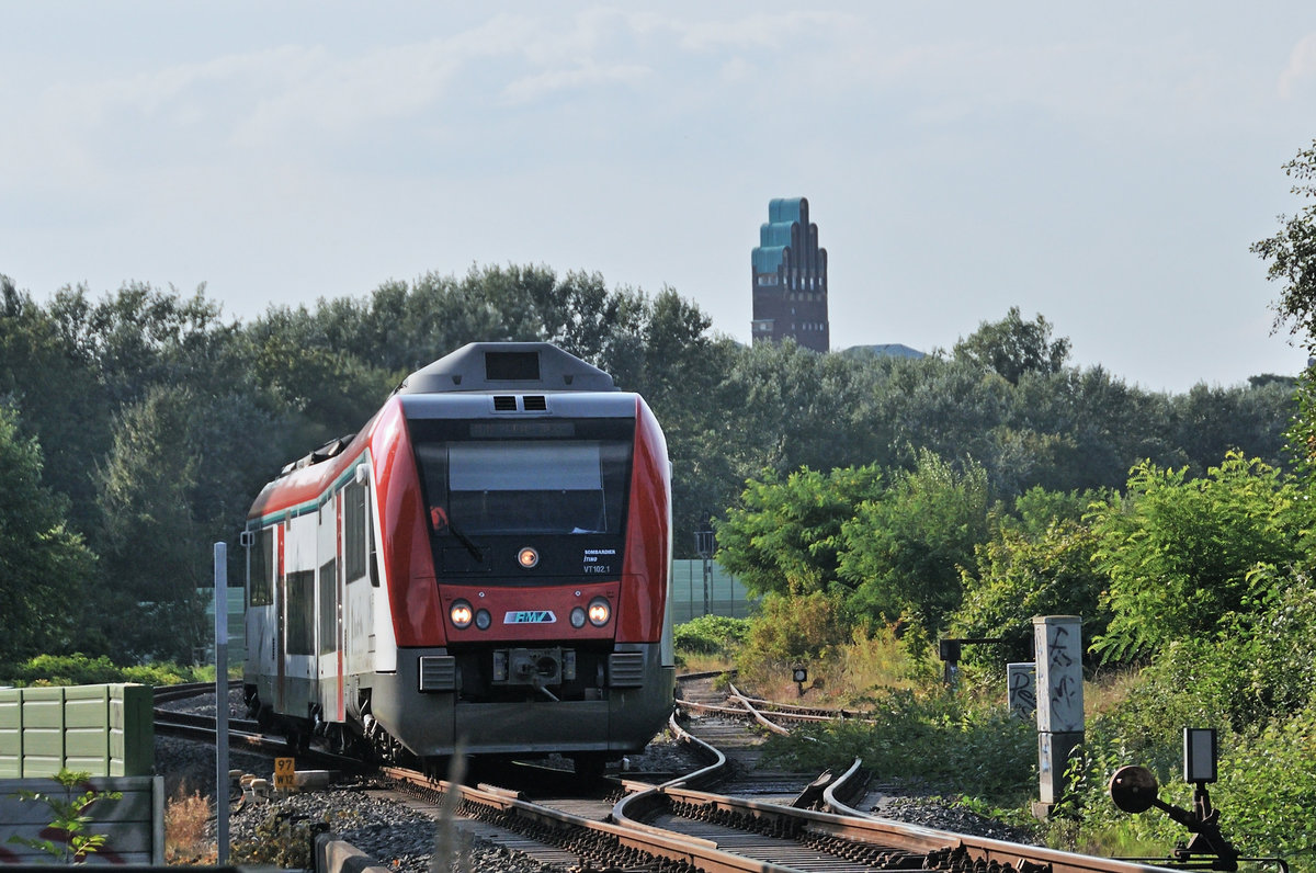 VT 102.1 @ Darmstadt Botanischer Garten. Im hintergrund der Hochzeitsturm. 15.08.2016