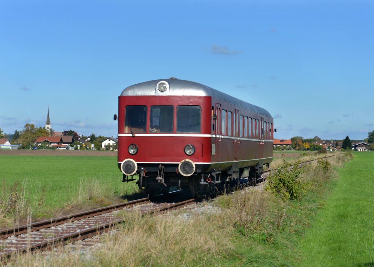 VT 103 der Chiemgauer Lokalbahn am 13.10.2013 bei Halfing.