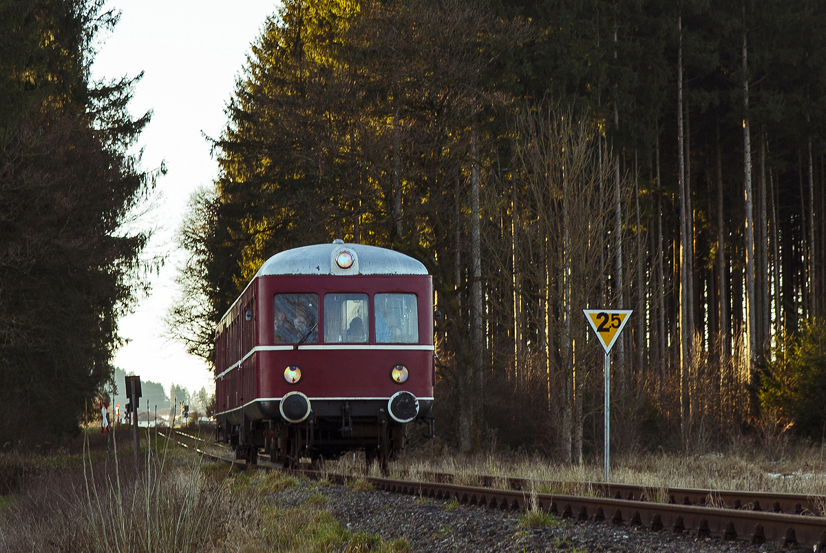 VT 103 der Chiemgauer Lokalbahn fährt als  Nikolaus-Express  von Bad Endorf nach Obing. Zwischen Aindorf und Obing am 08.12.2013. Einen Gruß zurück an dieser Stelle an den freundlichen Triebwagenführer.

Hersteller: Esslinger Maschinenfabrik
Fabriknummer: 23499
Baujahr: 1952
Betreibernr. VT 103
Vmax (km/h): 90
Leistung: 2 x 145 PS
Leergewicht (t): 32
max. Achlast (t): 8
LüP (mm): 23.530