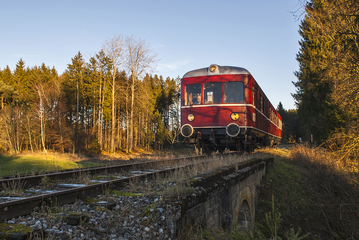 VT 103 der Chiemgauer Lokalbahn fährt als  Nikolaus-Express  von Obing nach Bad Endorf. Zwischen Obing und Aindorf am 08.12.2013

Hersteller: Esslinger Maschinenfabrik
Fabriknummer: 23499
Baujahr: 1952
Betreibernr. VT 103
Vmax (km/h): 90
Leistung: 2 x 145 PS
Leergewicht (t): 32
max. Achlast (t): 8
LüP (mm): 23.530