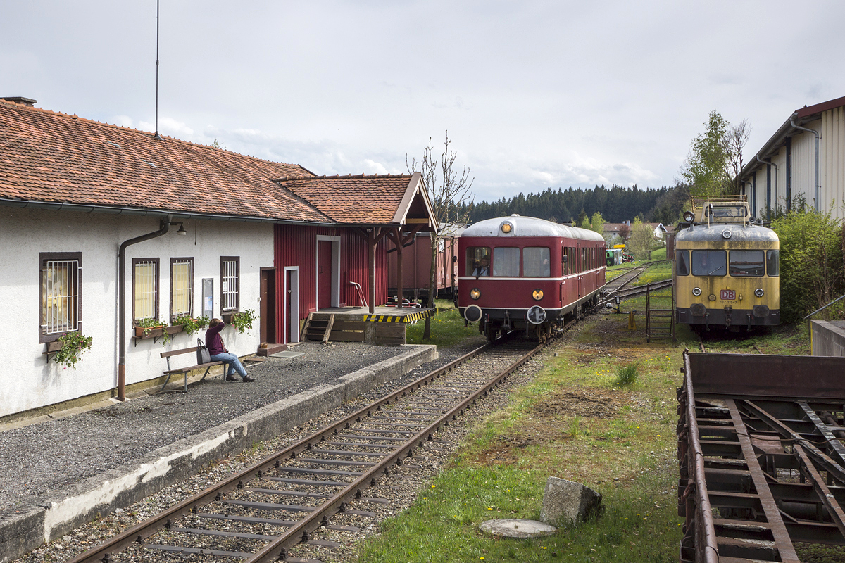 VT 103 der CLB fährt am 21.04.2014 als Ostersonderzug aus Bad Endorf kommend in den Bahnhof Obing ein.